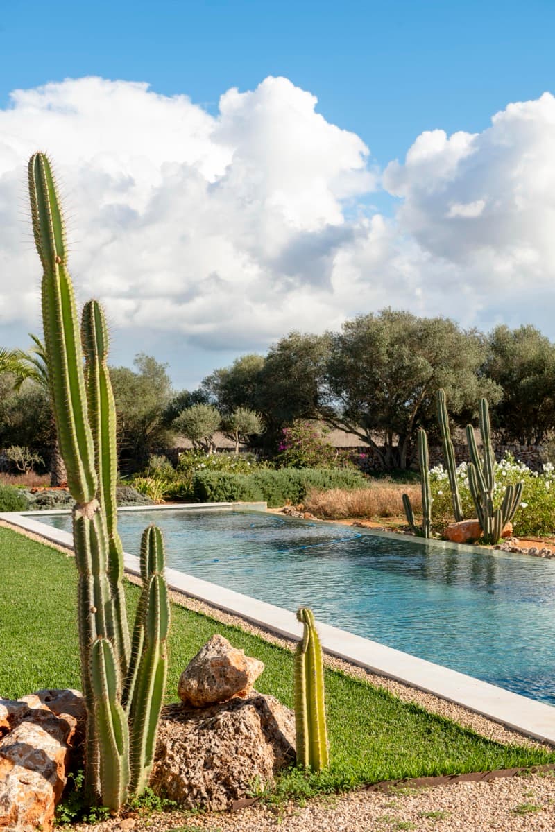 S'Olivera — Pool und Garten